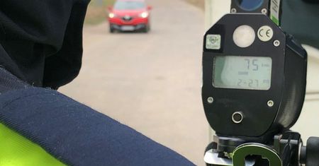 Sąd uniewinnił kierowcę namierzonego laserowym miernikiem. Wskazał też na problem państwa