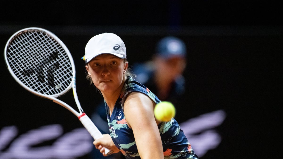 Stuttgart, Niemcy, 23.04.2022. Najwyżej rozstawiona w tenisowym turnieju WTA w Stuttgarcie Iga Świątek (na zdj.) pokonała 23 bm. Rosjankę Ludmiłę Samsonową i awansowała do finału. (gj) PAP/DPA/Silas Stein