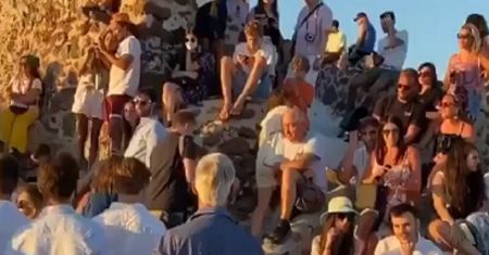 Koronawirus w Grecji. Tłumy na Santorini. Nikt nie przestrzega zasad