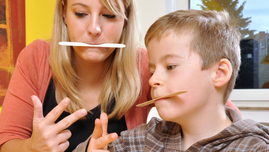 Masowa likwidacja działalności logopedów