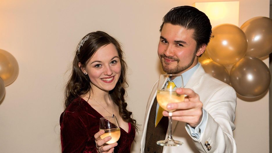 Picie alkoholu na studniówce to problem, który znany jest od lat i nikt nie potrafi skutecznie go rozwiązać