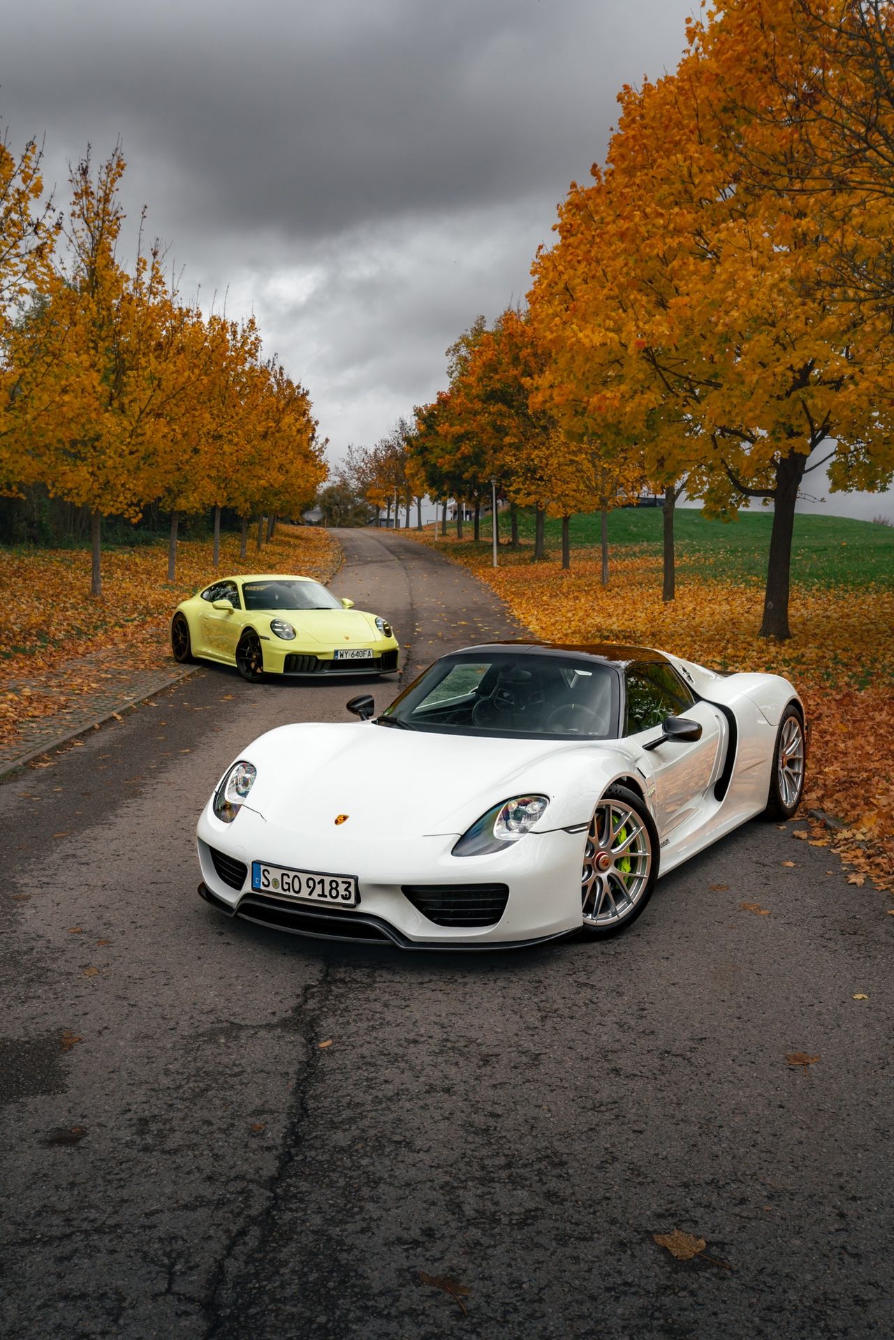 Porsche 918 Spyder vs Porsche 911 Carrera 4 GTS (2025)