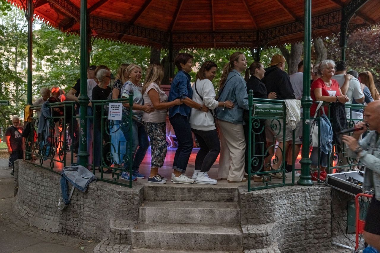 Kraków: Potańcówka w altanie na Plantach przyciągnęła prawdziwe tłumy