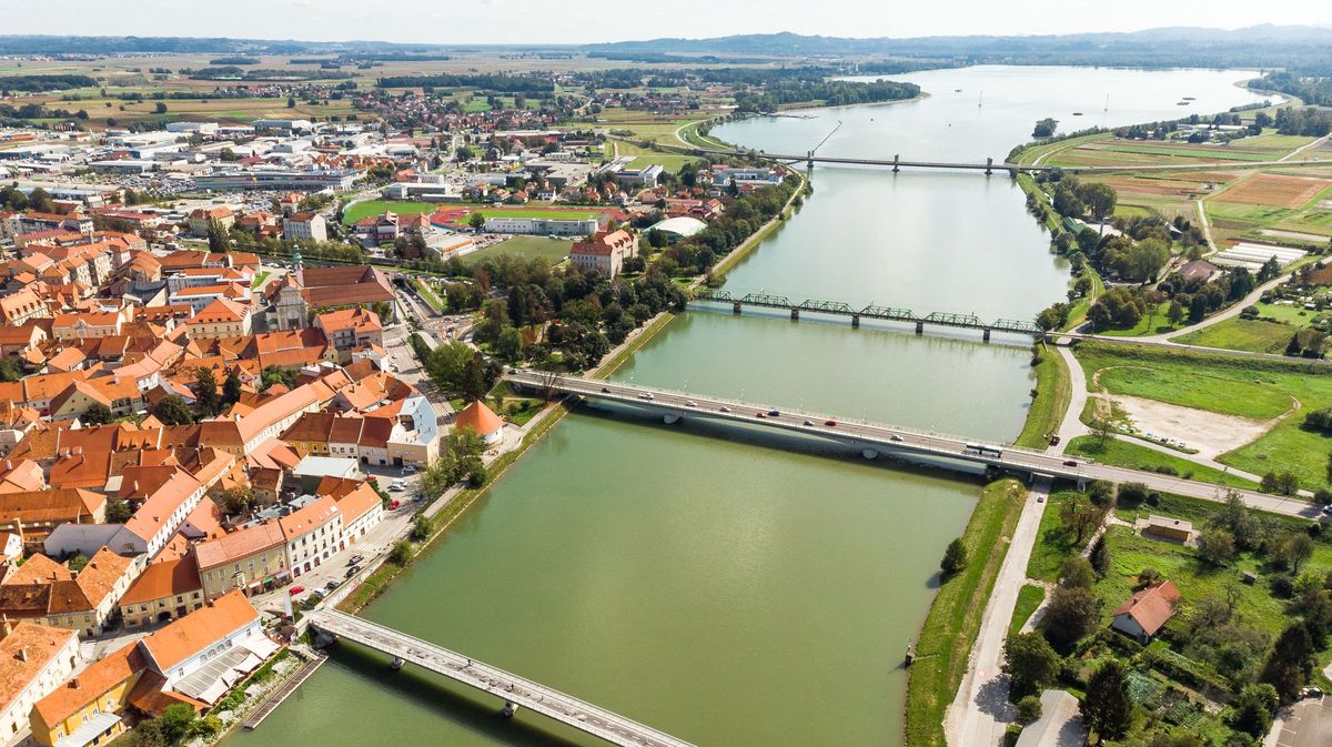 Rzeka Drawa w mieście Pruj na Słowenii
