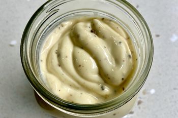 Dorzucam do domowego majonezu. Goście wyjadają go łyżkami