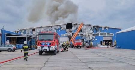 Ogromny pożar hali magazynowej z lakierami i farbami koło Lublina. Na miejscu 25 zastępów straży pożarnej