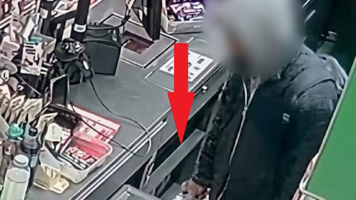 Policja pokazała kadr z ataku nożownika