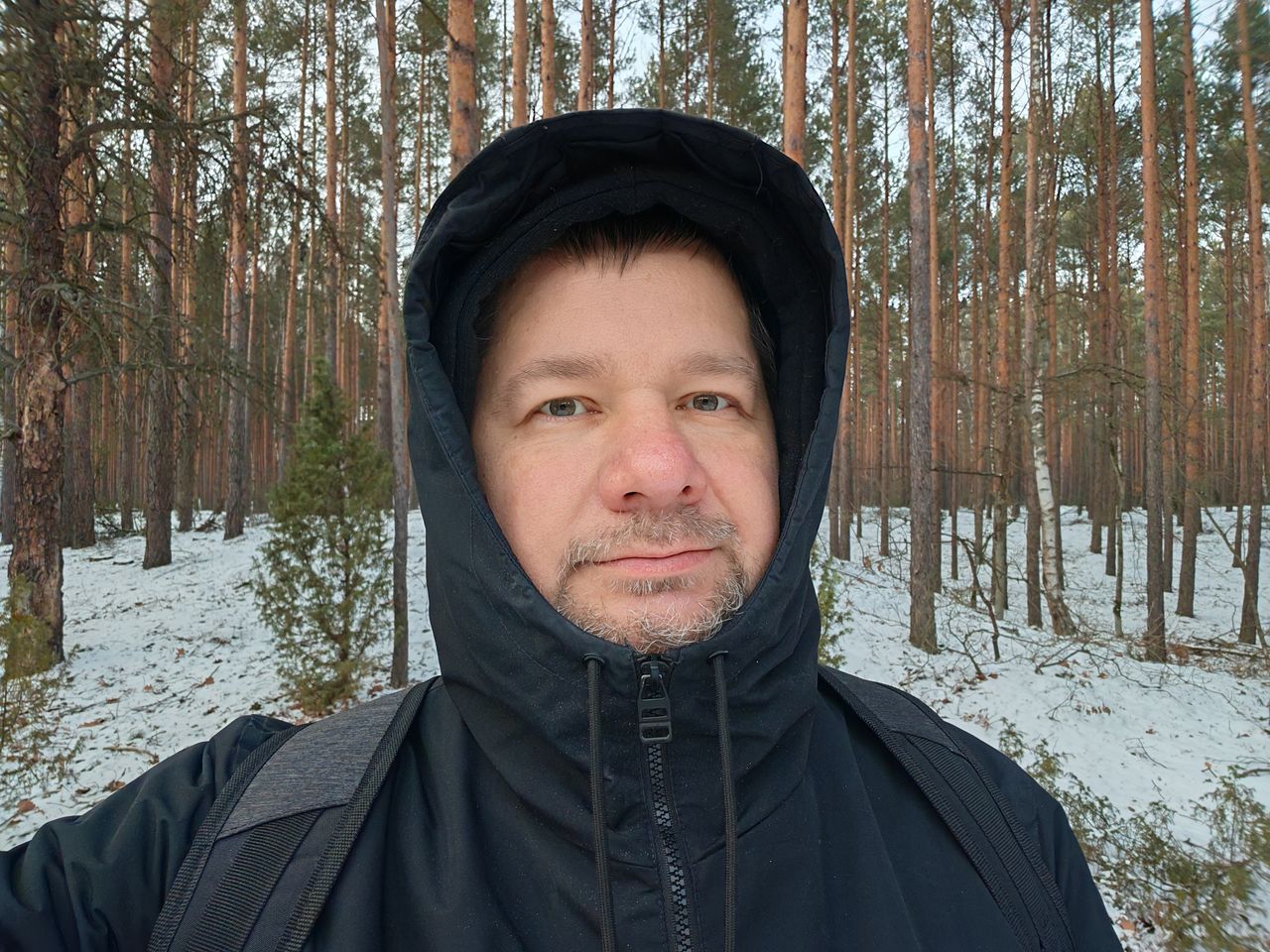 Zdjęcia z przedniego aparatu. Mamy dwa domyślne pola widzenia. Zdjęcie po prawej w trybie Portret z rozmytym tłem.