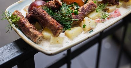 Pikantne kaszubskie kiełbaski domowe w ziemniakach
