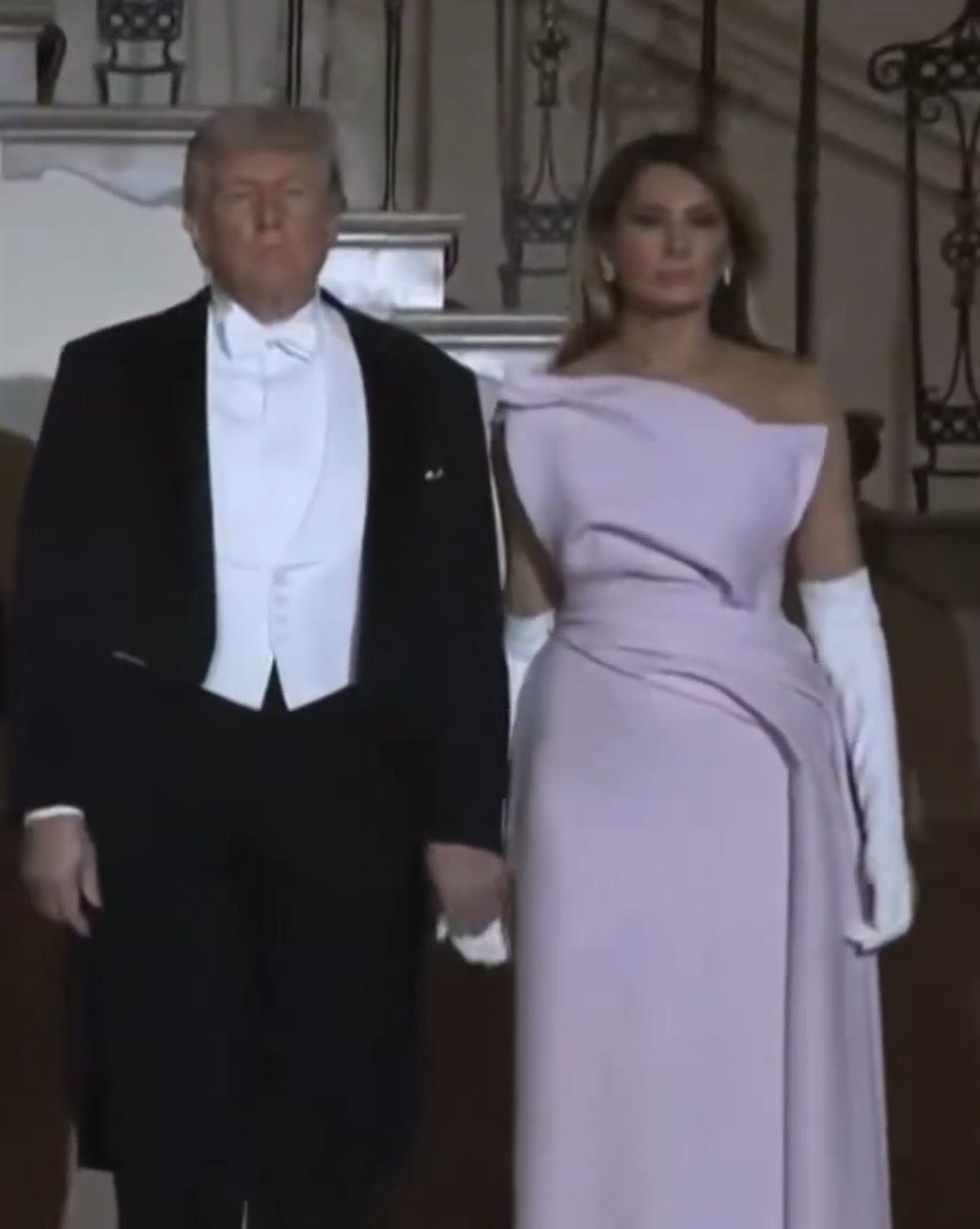 Melania Trump uwolniła rękę z uścisku męża 