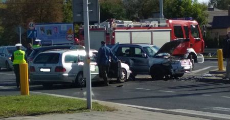 Subaru przejechało na czerwonym świetle. Zderzyło się z kią i mercedesem