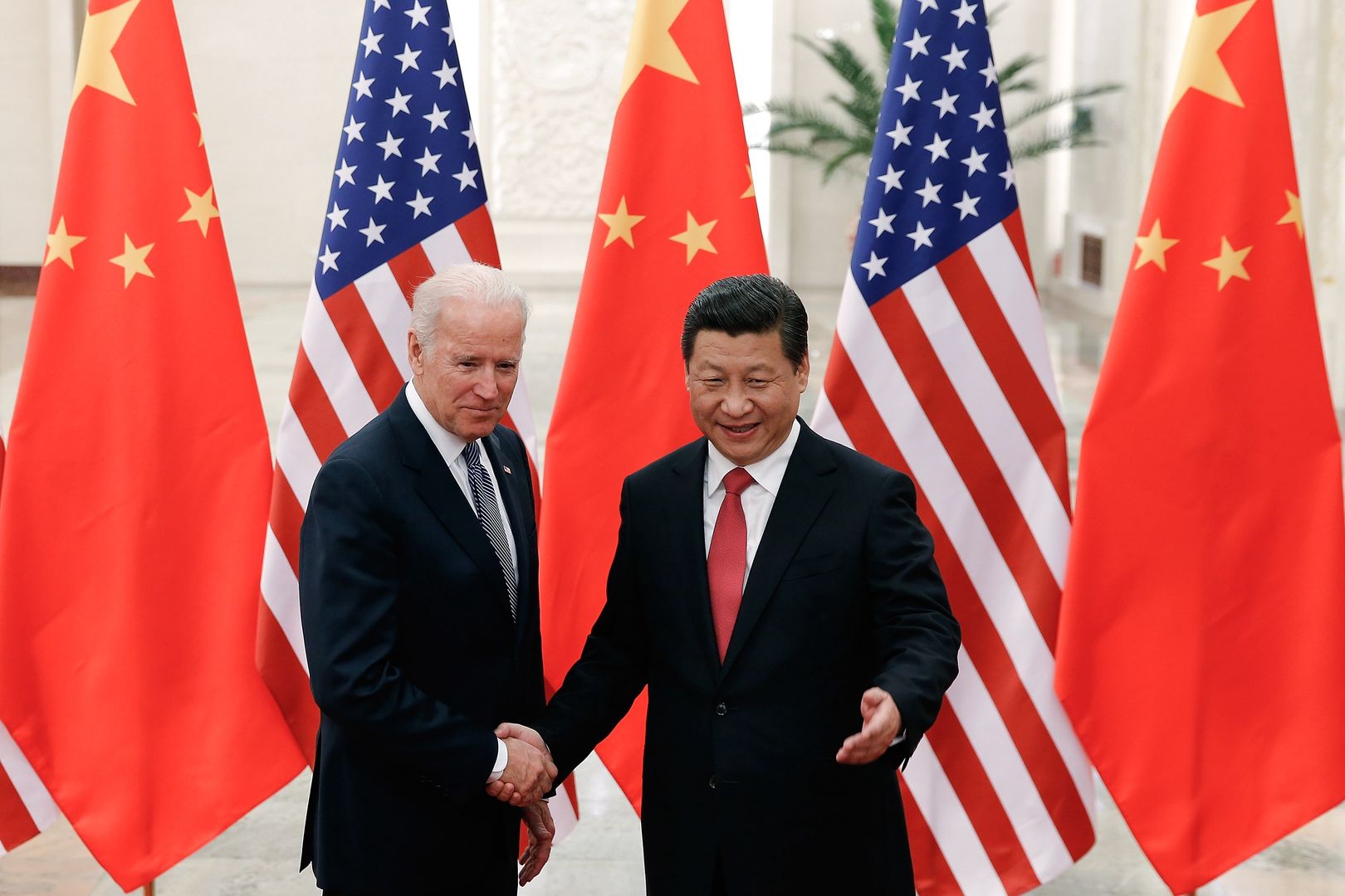 Ówczesny wiceprezydent, a obecnie prezydent USA Joe Biden i prezydent Chin Xi Jinping w 2013 roku. 