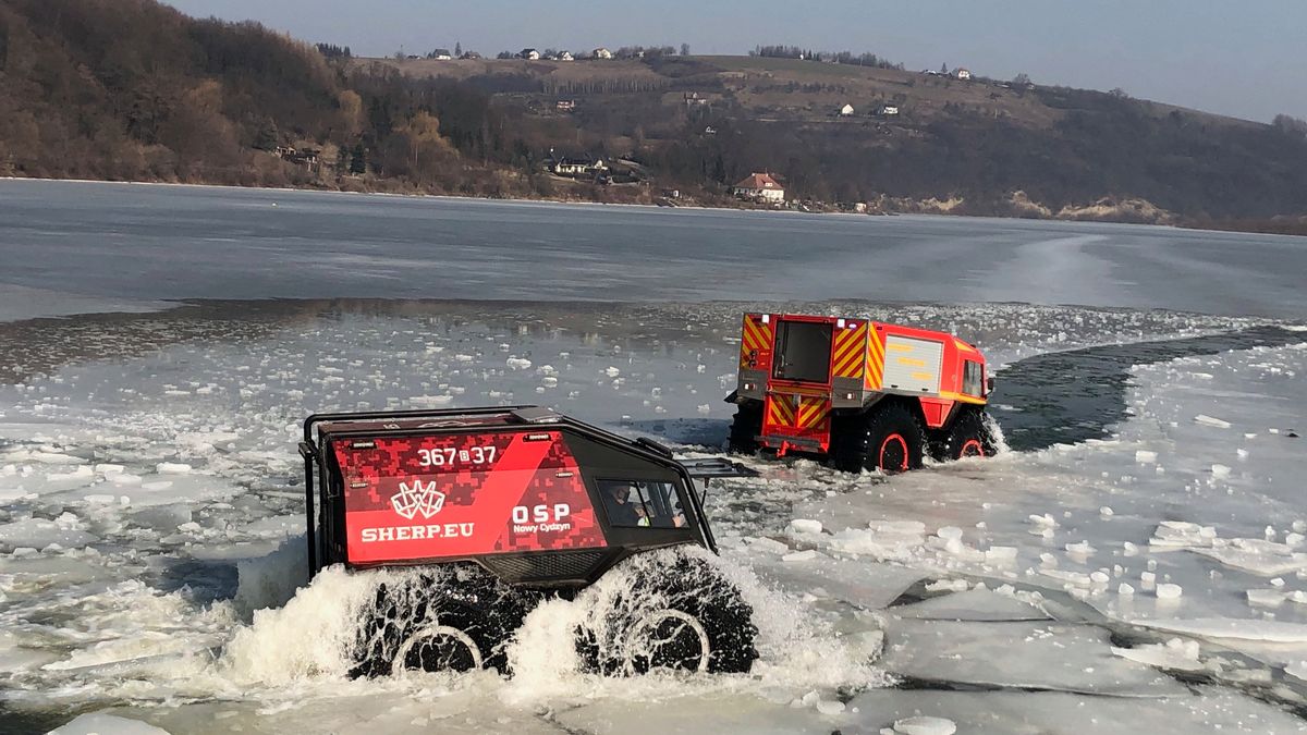 Pokonuje skały, bagna, potrafi nawet pływać. Polska straż chwali się nowym sprzętem 1