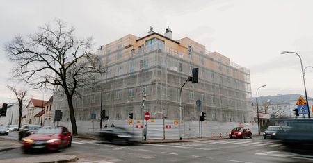 Kamienica przy ul. 1 Maja i Sienkiewicza z kompletną bryłą. Inwestycja mieszkaniowa nabiera tempa!