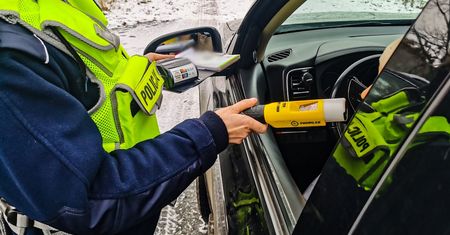 Ile po wypiciu alkoholu trzeba czekać, aby prowadzić? Łatwo to policzyć