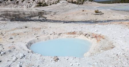 Tajemniczy otwór pojawił się w Yellowstone. Wypełnia go mlecznobłękitna woda