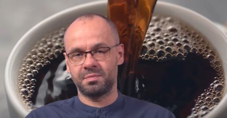 Zamiast śmietanki i cukru, lekarz sięga po inny dodatek do kawy. Chroni serce, regeneruje wątrobę