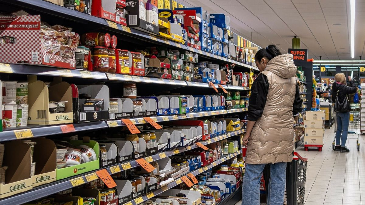 Reporter archiwum 2023 10
20.10.2023 Piecki, woj. warminsko-mazurskie Zakupy w sklepie sieci "Biedronka" N/z Dzial z przetworami, produktami gotowymi do spozycia, konserwami i przyprawamifot. Eryk Stawinski/REPORTER
Eryk Stawinski/REPORTER