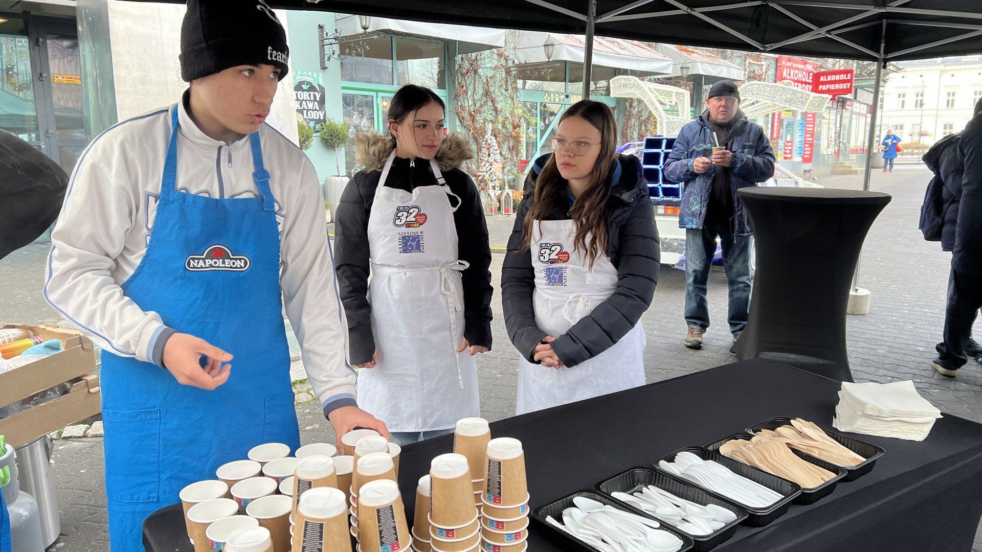 Uczniowie Technikum nr 3 Hotelarsko-Gastronomicznego CKZiU w Sosnowcu przygotowali zagłębiowską zalewajkę i częstowali nią mieszkańców oraz gości