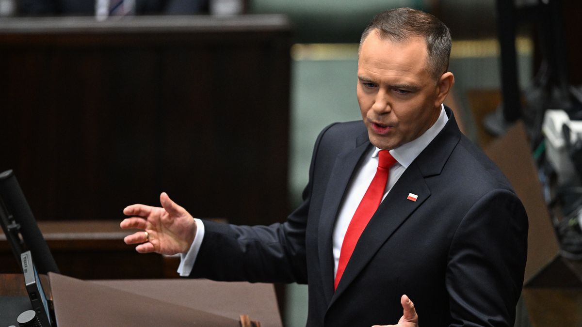 Warszawa, 06.08.2025. Uroczystość zaprzysiężenia Prezydenta RP Karola Nawrockiego przed Zgromadzeniem Narodowym. Prezydent RP Karol Nawrocki przemawia na sali posiedzień Sejmu w Warszawie, 6 bm. Karol Nawrocki, dotychczasowy prezes IPN, został zaprzysiężony na Prezydenta Rzeczypospolitej Polskiej. Podczas Zgromadzenia Narodowego następca Andrzeja Dudy złożył przysięgę prezydencką, po której formalnie objął urząd głowy państwa. (mr) PAP/Radek Pietruszka