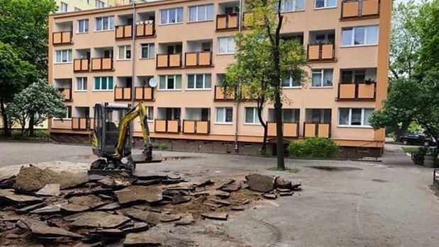 Tak kiedyś - przed rewolucją - wyglądały blokowiskowe podwórka na Bielanach.