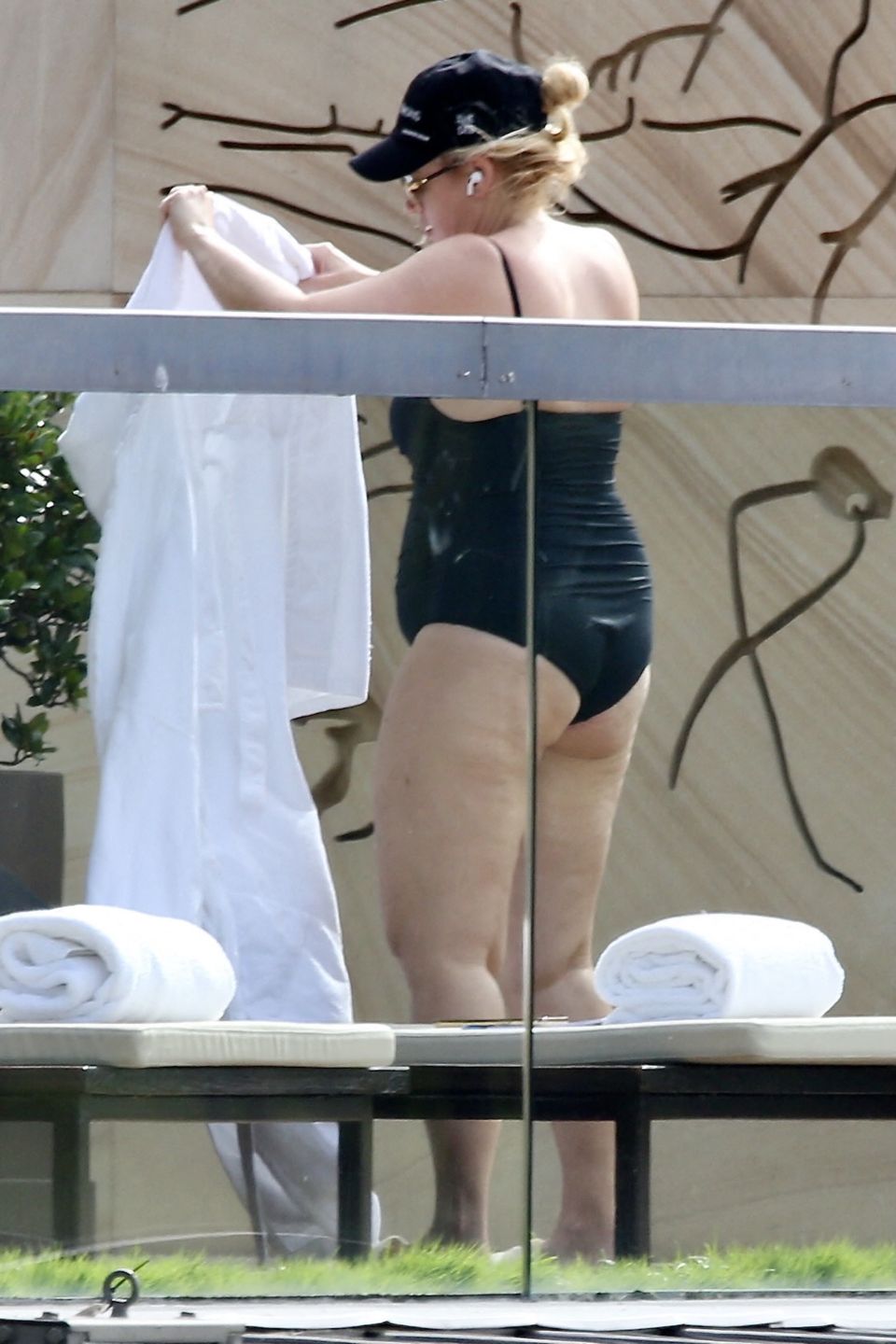 Rebel Wilson korzysta z uroków hotelowego tarasu