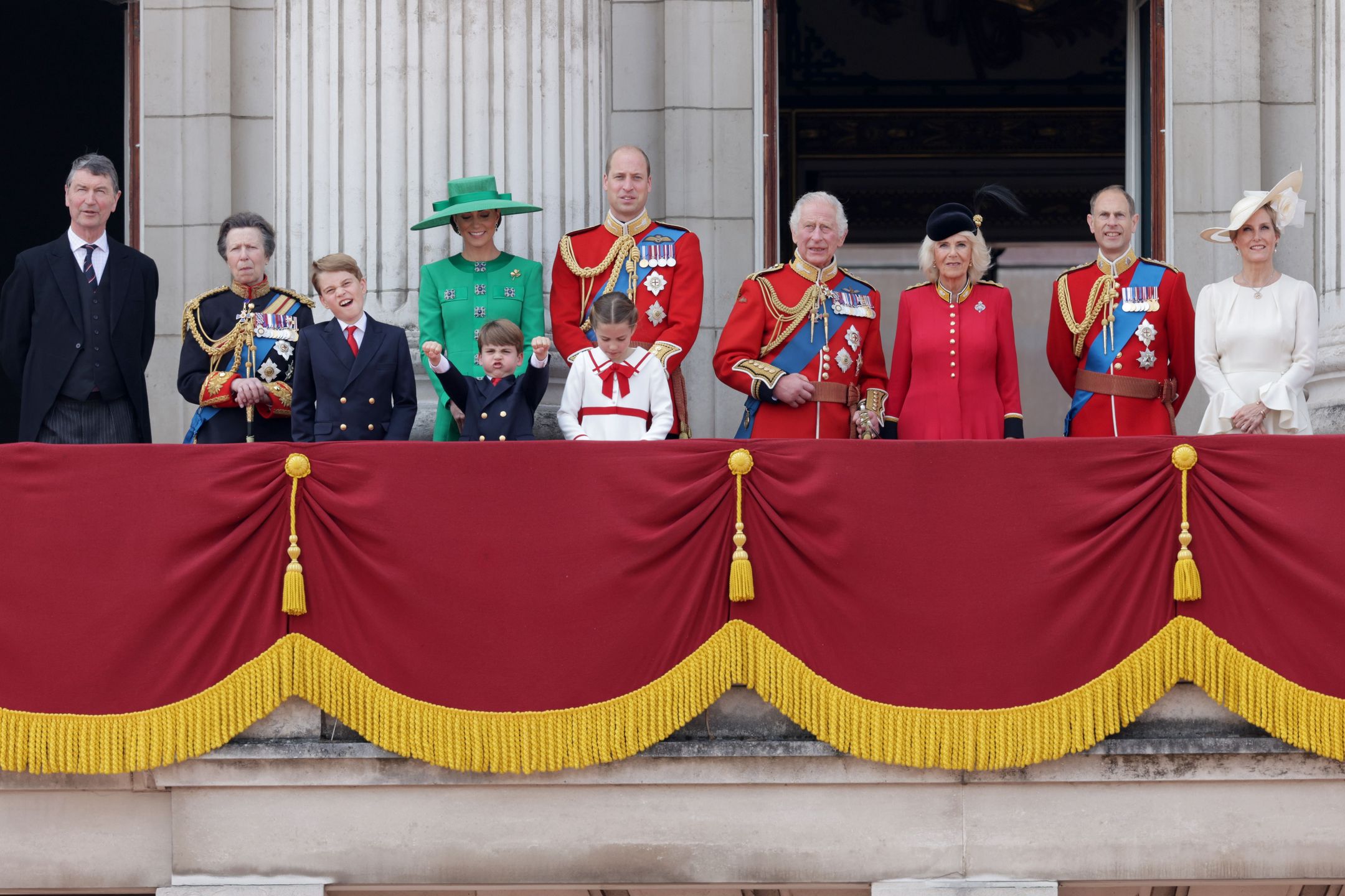 Członkowie rodziny królewskiej na balkonie Pałacu Buckingham