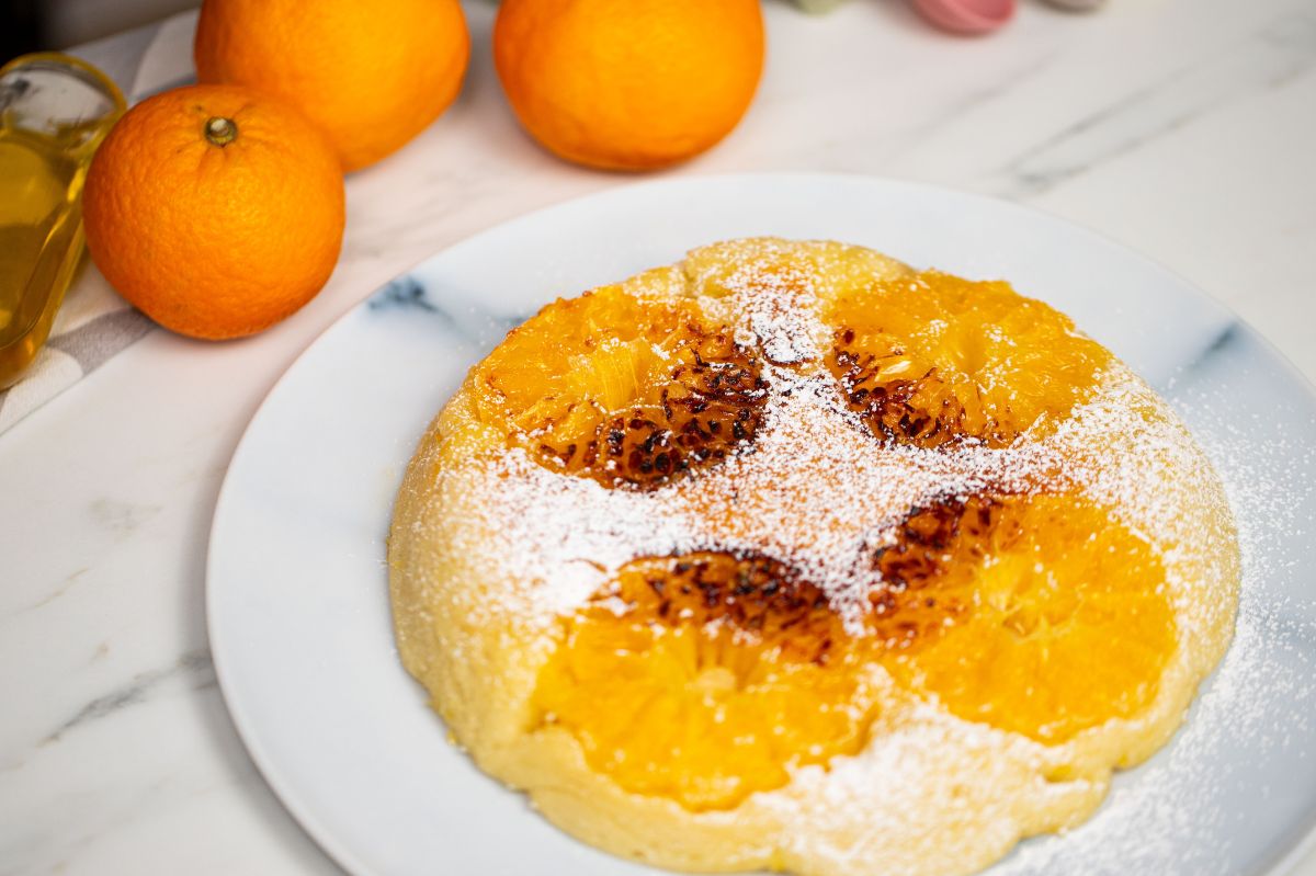 Whipping up an oven-free, homemade mandarin cake: A delightful pan dessert in 20 minutes