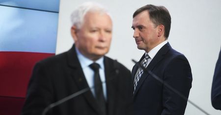 Zdrada wisi w powietrzu. W kuluarach PiS aż huczy, potwierdzają