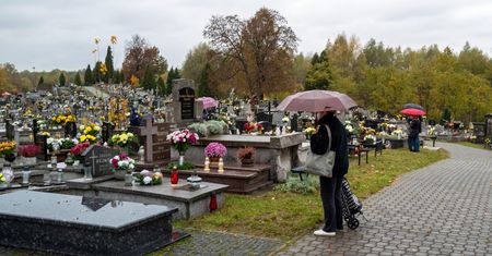 Ksiądz ominął zakaz. Jeden ruch i cmentarz mógł być otwarty