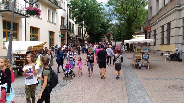 Krupówki oblężone
