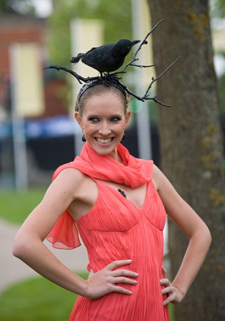 15 eleganckich kobiet w dziwacznych kapeluszach 6