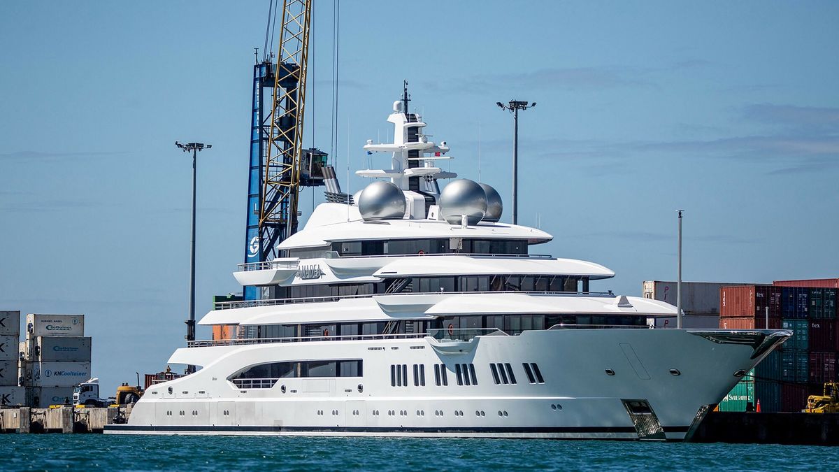 Jacht rosyjskiego oligarchy Sulejmana Kerimowa zablokowany na Fid?i
A photo taken on April 13, 2022 shows the superyacht Amadea, reportedly owned by a Russian oligarch, berthed at the Queens Wharf in Lautoka. - Fijian authorities on April 19 applied to block a superyacht reportedly owned by Russian oligarch Suleiman Kerimov from leaving its waters, as the United States moved to seize it due to US and European Union sanctions over Russia's invasion of Ukraine. (Photo by Leon LORD / FIJI SUN / AFP) / - Fiji OUT / ----EDITORS NOTE ----RESTRICTED TO EDITORIAL USE MANDATORY CREDIT " AFP PHOTO / FIJI SUN / LEON LORD" NO MARKETING NO ADVERTISING CAMPAIGNS
LEON LORD