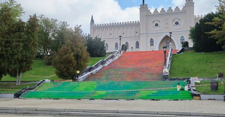 Ktoś pomalował schody prowadzące do Zamku. O co chodzi? Postanowiliśmy się temu przyjrzeć