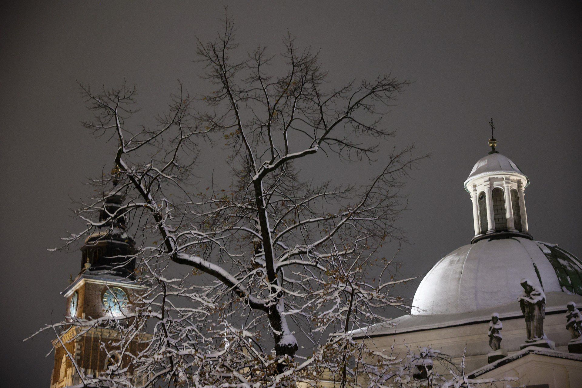 Kraków przykryty śniegiem potrafi zachwycić. Niedzielny wieczór na Starym Mieście