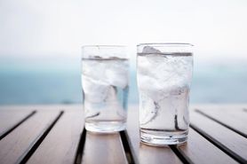 Picie zimnej wody nie pomaga schudnąć? (WIDEO)