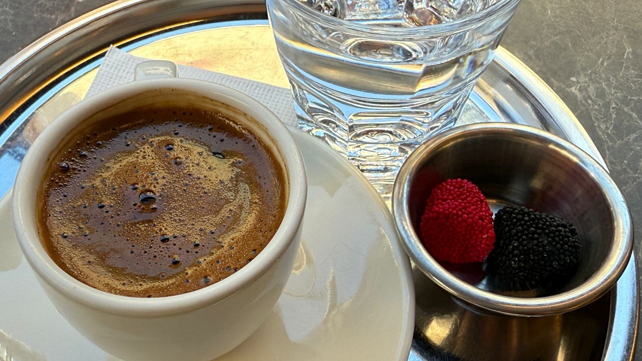 Czego lepiej nie jeść na pusty żołądek? Produkty, które obciążają żołądek i jelita