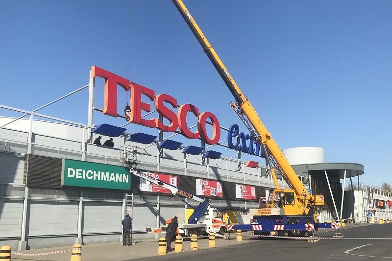 Koniec hipermarketu Tesco w Lublinie. Z budynku właśnie znika szyld sieci