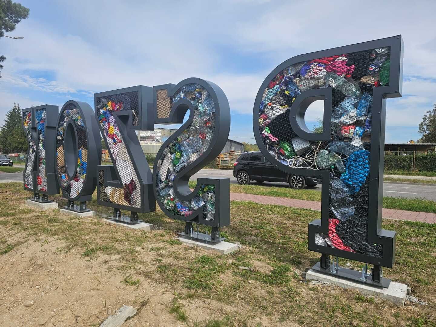 PSZOK w Ostrowcu Świętokrzyskim zyskał wyjątkową ozdobę w duchu recyklingu