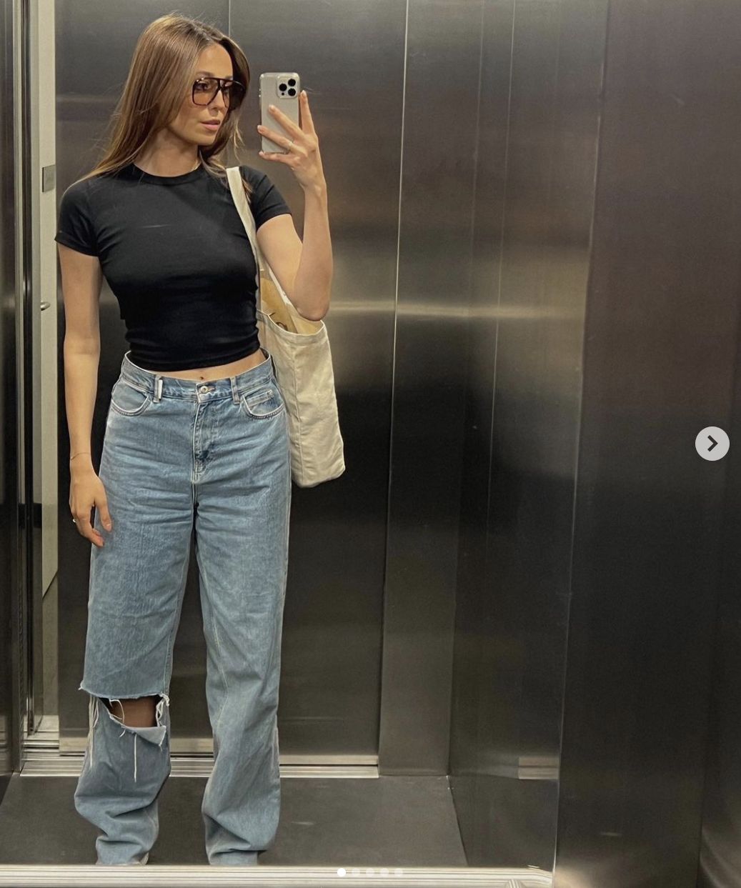 Izabella Krzan w błękitnych jeansach