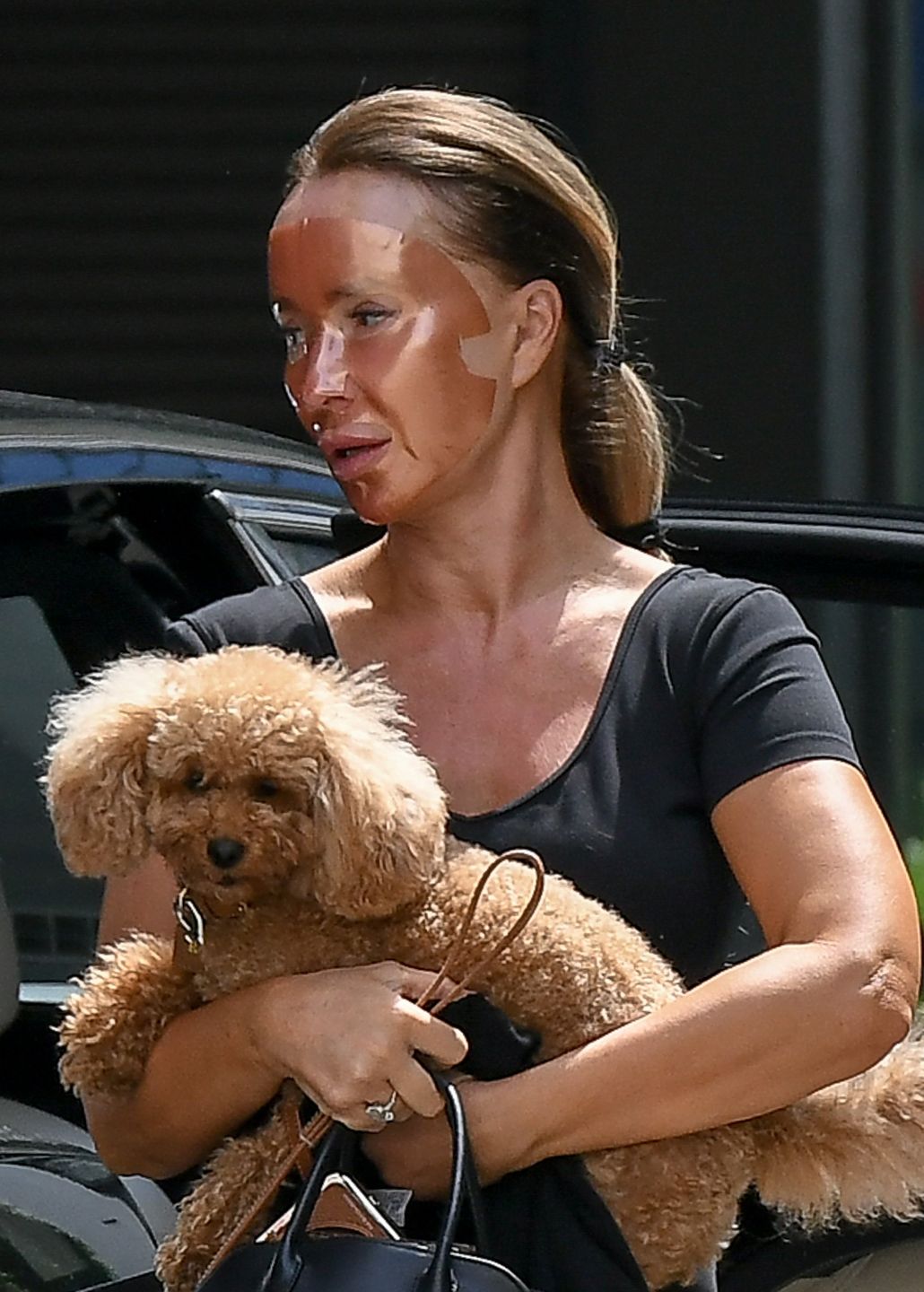 Joanna Przetakiewicz w złotej masce mknie do fryzjera