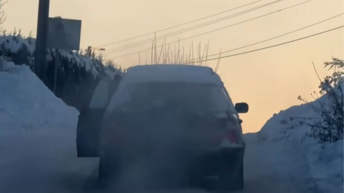 Jechał z otwartymi drzwiami, bo nie odśnieżył szyb.