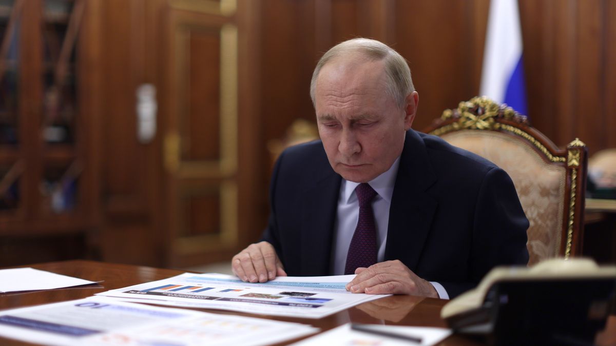 Russian President Vladimir Putin meets with Rosatom State Atomic Energy Corporation Director General Alexey Likhachev at the Kremlin in Moscow, Russia, 15 October 2024. EPA/MIKHAIL METZEL/SPUTNIK/KREMLIN POOL MANDATORY CREDIT Dostawca: PAP/EPA.