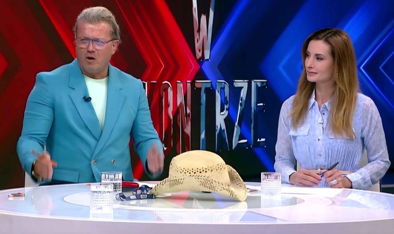 Jarosław Jakimowicz przyniósł do studia rekwizyt