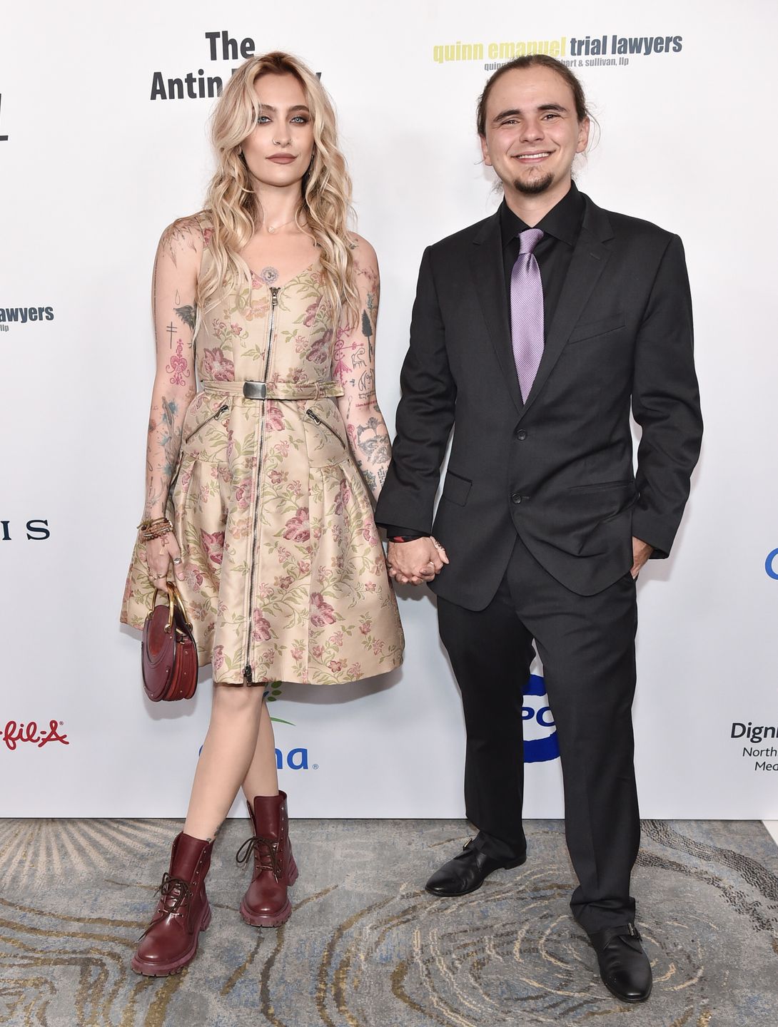 Paris Jackson wdzięczy się z bratem na ściance