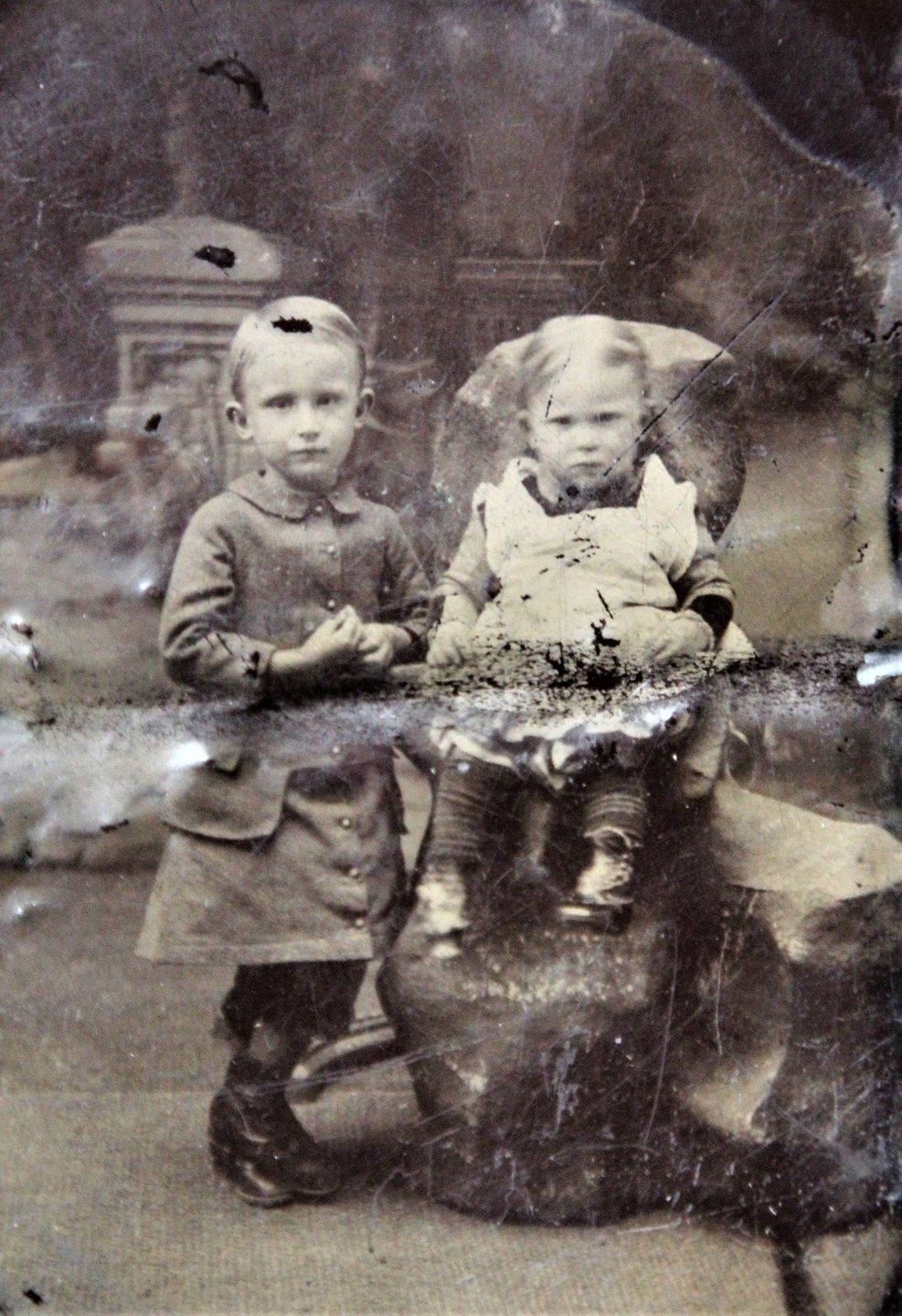 Dzieci na starych fotografiach z XIX i początku XX wieku