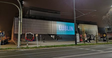 Skończyła się gwarancja, multimedialnej fasady nie da się naprawić. Miliony wyrzucone w błoto