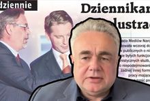 Tomasz Sakiewicz na tle "jedynki", której dotyczą przeprosiny