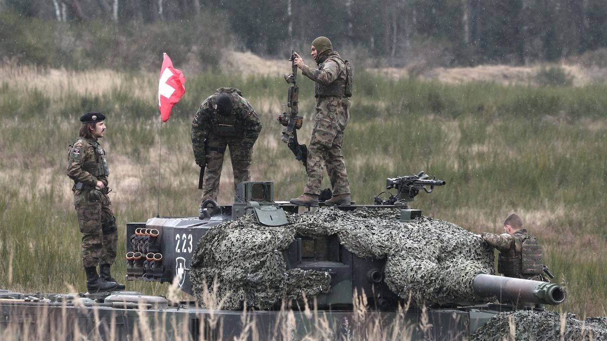 Czołg Leopard 2 szwajcarskich sił zbrojnych podczas manewrów w bazie wojskowej USA w Grafenwoehr w Niemczech, 2025 rok