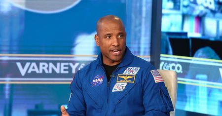 Artemis IV: Victor Glover poddaje w wątpliwość lądowanie na biegunie